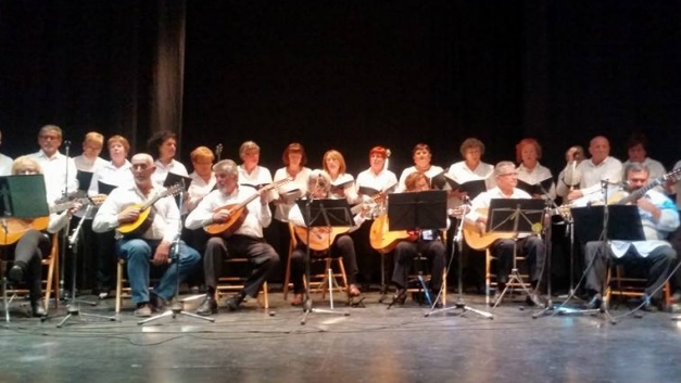 Actuación de la Rondalla de Salobreña durante la gala solidaria celebrada en el Auditorio.